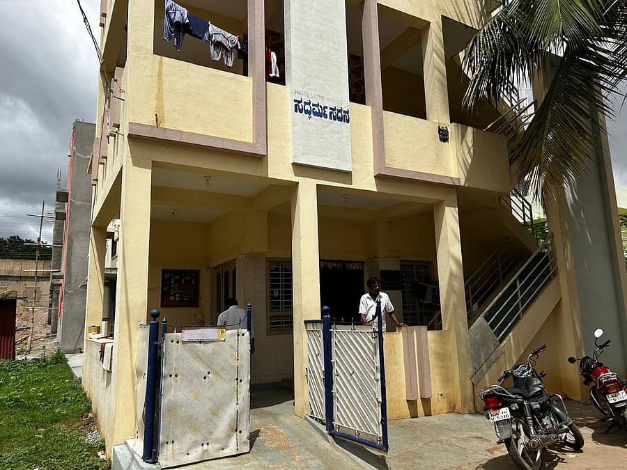 ಚಿತ್ರದುರ್ಗದ ವಿಆರ್ಎಸ್ ಬಡಾವಣೆಯಲ್ಲಿರುವ ರೇಣುಕಾಸ್ವಾಮಿ ನಿವಾಸ