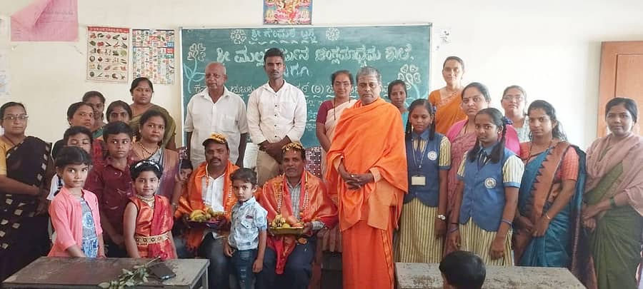 ಕೃಷಿ ಕ್ಷೇತ್ರದ ಸಾಧನೆಗಾಗಿ ರಾಷ್ಟ್ರೀಯ ಪ್ರಶಸ್ತಿಗೆ ಭಾಜನರಾದ ಗಂಗಯ್ಯ ಕುಲಕರ್ಣಿ ಮತ್ತು ‘ಚುಟುಕು ದಾಸೋಹಿ’ ಪ್ರಶಸ್ತಿಗೆ ಭಾಜನರಾದ ವಿರೂಪಾಕ್ಷ ಲಮಾಣಿ ಅವರನ್ನು ಹಾವೇರಿ ನಗರದ ಗೌರಿಮಠದ ಮಲ್ಲಿಕಾರ್ಜುನ ಆಂಗ್ಲ ಮಾಧ್ಯಮ ಪ್ರೌಢಶಾಲೆಯಲ್ಲಿ ಸನ್ಮಾನಿಸಲಾಯಿತು. ಗೌರಿಮಠದ ಶಿವಯೋಗಿ ಶಿವಾಚಾರ್ಯ ಸ್ವಾಮೀಜಿ ಇದ್ದಾರೆ