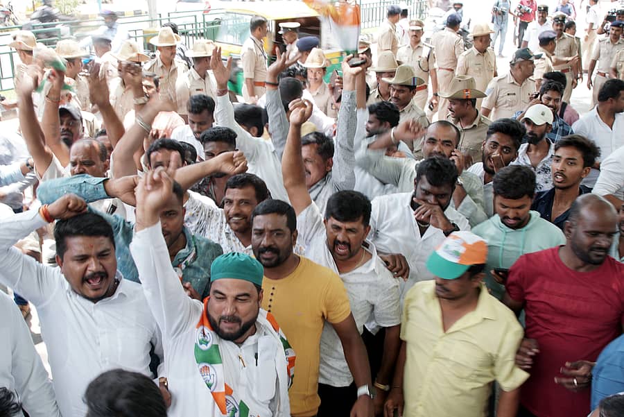 ಹಾಸನದಲ್ಲಿ ಮಂಗಳವಾರ ಕಾಂಗ್ರೆಸ್ ಕಾರ್ಯಕರ್ತರು ಸಂಭ್ರಮಾಚರಣೆ ಮಾಡಿದರು.