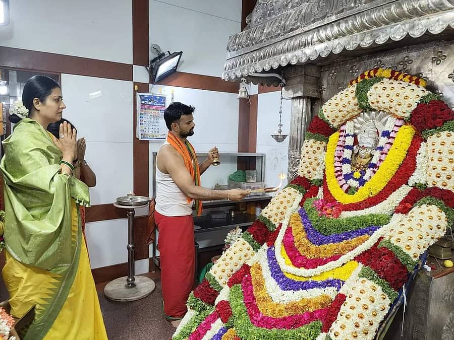 ದಾವಣಗೆರೆ ನಗರದ ಅಧಿದೇವತೆ ಶ್ರೀ ದುರ್ಗಾಂಬಿಕಾ ದೇವಿ ದೇವಸ್ಥಾನಕ್ಕೆ ಡಾ.ಪ್ರಭಾ ಮಲ್ಲಿಕಾರ್ಜುನ್‌ ಅವರು ತೆರಳಿ ವಿಶೇಷ ಪೂಜೆ ಸಲ್ಲಿಸಿದರು