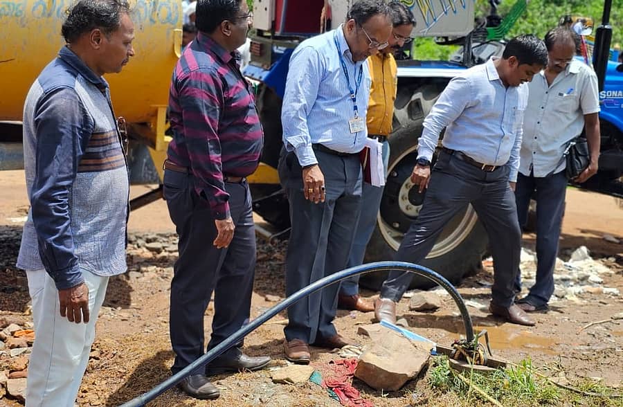 <div class="paragraphs"><p>ಗೋಕಾಕ ತಾಲ್ಲೂಕಿನ ಕನಸಗೇರಿಗೆ ಸೋಮವಾರ ಭೇಟಿ ನೀಡಿದ ಡಿಎಚ್ಒ ಡಾ.ಮಹೇಶ ಕೋಣೆ ನೀರು ಸರಬರಾಜು ವ್ಯವಸ್ಥೆ ಪರಿಶೀಲಿಸಿದರು</p></div>