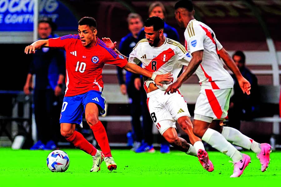 <div class="paragraphs"><p>ಪೆರು ವಿರುದ್ಧದ ಪಂದ್ಯದಲ್ಲಿ ಚಿಲಿ ತಂಡದಅಲೆಕ್ಸಿಸ್ ಸ್ಯಾಂಚೆಜ್ ಅವರು ಚೆಂಡಿನ ಮೇಲೆ ಹಿಡಿತ ಸಾಧಿಸಲು ಪ್ರಯತ್ನಿಸುತ್ತಿರುವುದು –ಎಎಫ್ಪಿ ಚಿತ್ರ</p></div>