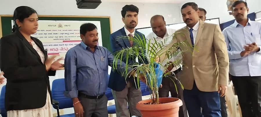 ಕುಷ್ಟಗಿಯಲ್ಲಿ ಬಾಲ ಕಾರ್ಮಿಕ ಪದ್ಧತಿ ವಿರೋಧಿ ದಿನಾಚರಣೆಯನ್ನು ನ್ಯಾಯಾಧೀಶ ಎಂ.ಎಲ್.ಪೂಜೇರಿ ಉದ್ಘಾಟಿಸಿದರು. ನ್ಯಾಯಾಧೀಶ ಮಹಾಂತೇಶ ಚೌಳಗಿ ಇತರರು ಇದ್ದರು