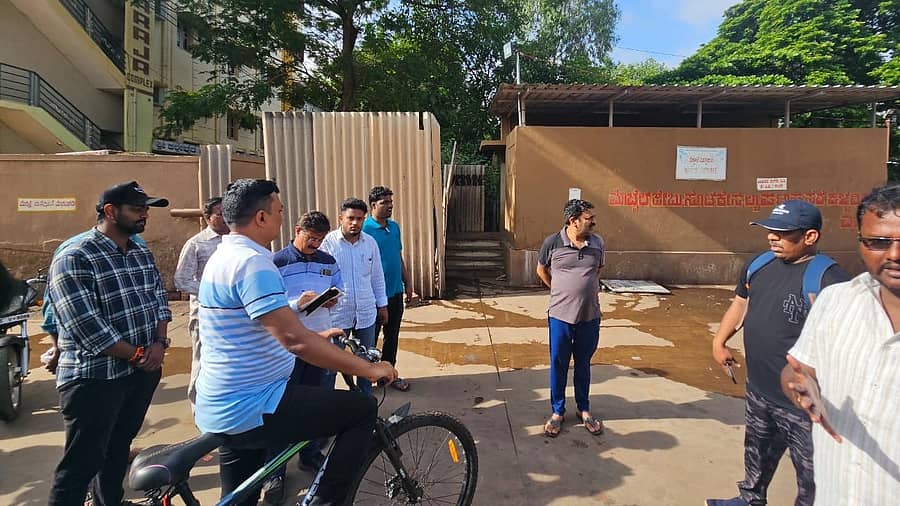 <div class="paragraphs"><p>ಜಿಲ್ಲಾಧಿಕಾರಿಯಿಂದ ಬೆಳಿಗ್ಗೆಯೇ ನಗರ ಪ್ರದಕ್ಷಿಣೆ– ಜನನಿಬಿಡ ಪ್ರದೇಶದಲ್ಲಿ ಸ್ವಚ್ಛತೆ ಮಾಯ–ನೋಟಿಸ್ ಜಾರಿ</p></div>