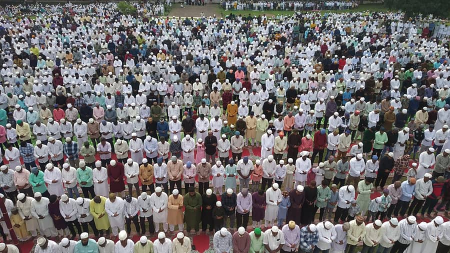 <div class="paragraphs"><p>ವಿಜಯಪುರದ ದಖನಿ ಈದ್ಗಾ ಮೈದಾನದಲ್ಲಿ ಸೋಮವಾರ ಬಕ್ರೀದ್ ಅಂಗವಾಗಿ ಮುಸ್ಲಿಮರು ವಿಶೇಷ ಪ್ರಾರ್ಥನೆ ಸಲ್ಲಿಸಿದರು. </p></div>