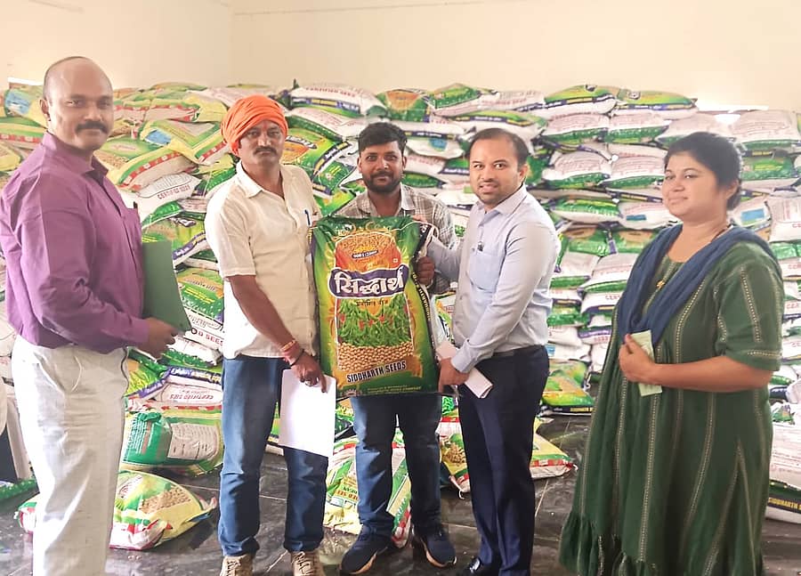 ಬೀದರ್ನ ನೌಬಾದ್ ರೈತ ಸಂಪರ್ಕ ಕೇಂದ್ರದಲ್ಲಿ ರಿಯಾಯಿತಿ ಬಿತ್ತನೆ ಬೀಜ ವಿತರಣೆ ಕಾರ್ಯಕ್ಕೆ ಜಿಲ್ಲಾ ಪಂಚಾಯಿತಿ ಮುಖ್ಯ ಕಾರ್ಯನಿರ್ವಾಹಕ ಅಧಿಕಾರಿ ಡಾ. ಗಿರೀಶ್ ಬದೋಲೆ ಶನಿವಾರ ಚಾಲನೆ ನೀಡಿದರು