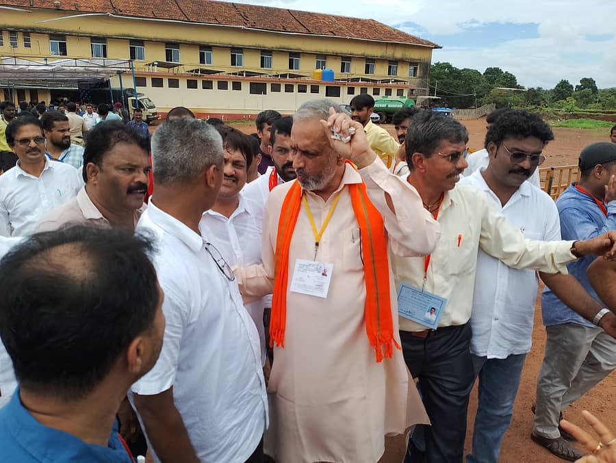 ಲೋಕಸಭಾ ಚುನಾವಣಾ ಫಲಿತಾಂಶದ ವೇಳೆ ಕಾರ್ಯಕರ್ತರೊಂದಿಗೆ ಮಾತುಕತೆಯಲ್ಲಿ ತೊಡಗಿರುವ ವಿಶ್ವೇಶ್ವರ ಹೆಗಡೆ ಕಾಗೇರಿ