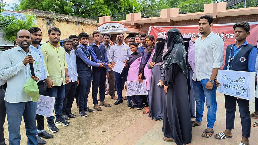 ಮಾನ್ವಿಯಲ್ಲಿ ಮಂಗಳವಾರ ಪ್ರತಿಭಟನೆ ನಡೆಸಿದ ವಿದ್ಯಾರ್ಥಿ ಸಂಘಟನೆಗಳ ಒಕ್ಕೂಟದ ಮುಖಂಡರು ತಹಶೀಲ್ದಾರ್ ರಾಜು ಪಿರಂಗಿ ಅವರಿಗೆ ಮನವಿ ಸಲ್ಲಿಸಿದರು