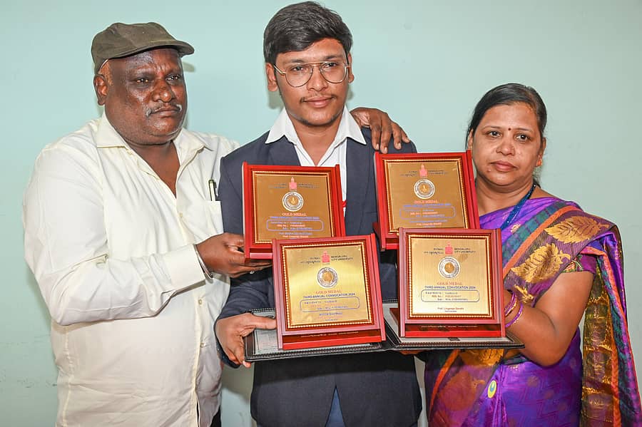 ಬೆಂಗಳೂರು ನಗರ ವಿಶ್ವವಿದ್ಯಾಲಯ ಶನಿವಾರ ಆಯೋಜಿಸಿದ್ದ ಘಟಿಕೋತ್ಸವದಲ್ಲಿ ನಾಲ್ಕು ಚಿನ್ನದ ಪದಕ ಪಡೆದ ಎಂ. ಶ್ರೇಯಸ್ ಅವರು ತಂದೆ ಮಲ್ಲಿಕಾರ್ಜುನಯ್ಯ, ತಾಯಿ ವನಿತಾ ಅವರೊಂದಿಗೆ ಸಂಭ್ರಮಿಸಿದರು –ಪ್ರಜಾವಾಣಿ ಚಿತ್ರ/ಎಸ್.ಕೆ. ದಿನೇಶ್