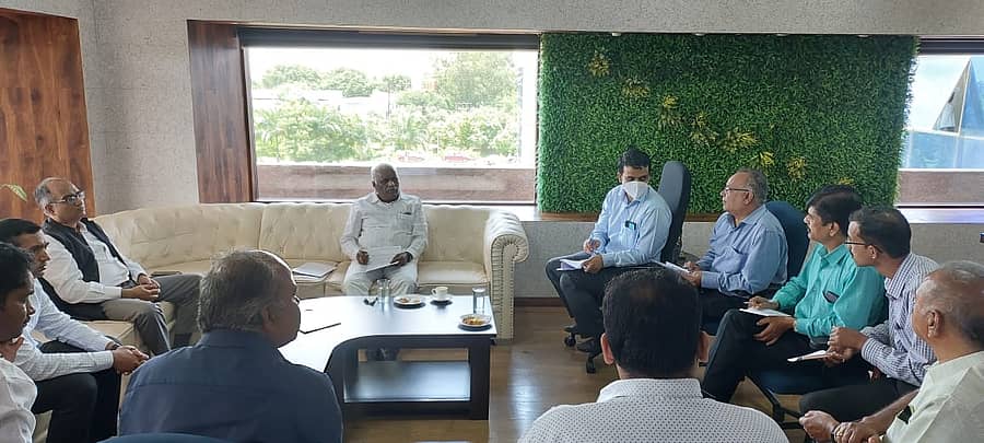 ಹುಬ್ಬಳ್ಳಿಯ ರೇಲ್‌ ಸೌಧದಲ್ಲಿ ಮಂಗಳವಾರ ರಾಜ್ಯಸಭಾ ಸದಸ್ಯ ವೀರಣ್ಣ ಕಡಾಡಿ ನೇತೃತ್ವದಲ್ಲಿ ಅಧಿಕಾರಿಗಳು ಸಭೆ ನಡೆಸಿದರು