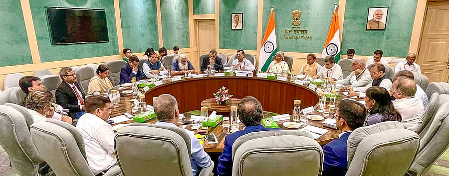 ನವದೆಹಲಿಯಲ್ಲಿ ಬುಧವಾರ ನಡೆದ ಬಜೆಟ್ ಪೂರ್ವ ಸಮಾಲೋಚನಾ ಸಭೆಯಲ್ಲಿ ಕೇಂದ್ರ ಹಣಕಾಸು ಸಚಿವೆ ನಿರ್ಮಲಾ ಸೀತಾರಾಮನ್ ಅವರು, ಅರ್ಥಶಾಸ್ತ್ರಜ್ಞರ ಜೊತೆಗೆ ಚರ್ಚಿಸಿದರು –ಪಿಟಿಐ ಚಿತ್ರ