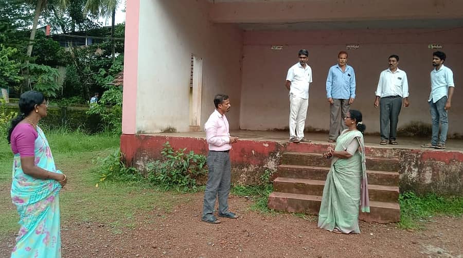 ಮಾಡೂರು ಶಾಲೆಗೆ ಕೋಟೆಕಾರ್‌ ಪಟ್ಟಣ ಪಂಚಾಯಿತಿಯ ಅಧಿಕಾರಿಗಳ ತಂಡವು ಸೋಮವಾರ ಭೇಟಿ ನೀಡಿ ಪರಿಶೀಲನೆ ನಡೆಸಿತು