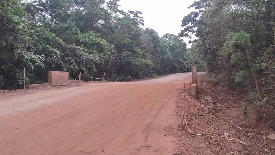 ಶಿರಸಿ ಹಾವೇರಿ ರಸ್ತೆಯ ಮಳಲಗಾಂವ್ ಬಳಿ ದೂಳಿನಿಂದ ಆವೃತವಾಗಿರುವ ರಸ್ತೆ