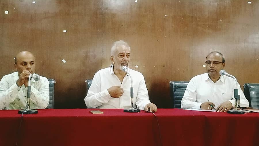 ಅರಕಲಗೂಡಿನಲ್ಲಿ ಶುಕ್ರವಾರ ನಡೆದ ನಾಡಪ್ರಭು ಕೆಂಪೇಗೌಡರ ಜಯಂತಿ ಪೂರ್ವಭಾವಿ ಸಭೆಯಲ್ಲಿ ಶಾಸಕ ಎ. ಮಂಜು ಮಾತನಾಡಿದರು. ತಹಶೀಲ್ದಾರ್ ಬಸವರೆಡ್ಡಪ್ಪ ರೋಣದ್, ತಾಪಂ ಇಒ ಪ್ರಕಾಶ್ ಭಾಗವಹಿಸಿದ್ದರು