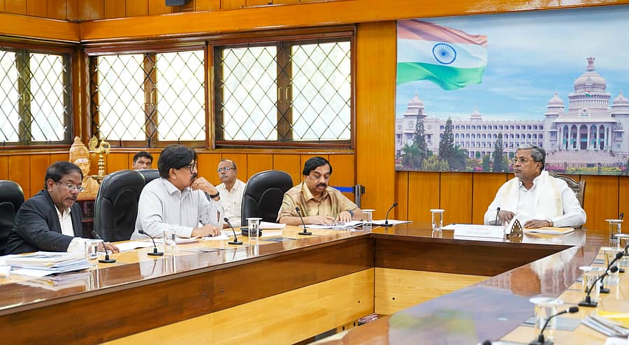 <div class="paragraphs"><p>ಮುಖ್ಯಮಂತ್ರಿ ಸಿದ್ದರಾಮಯ್ಯ ಅವರು ಪರಿಶಿಷ್ಟ ಪಂಗಡಗಳ ಕಲ್ಯಾಣ ಇಲಾಖೆಯ ಪ್ರಗತಿ ಪರಿಶೀಲನಾ ಸಭೆ ನಡೆಸಿದರು. </p></div>