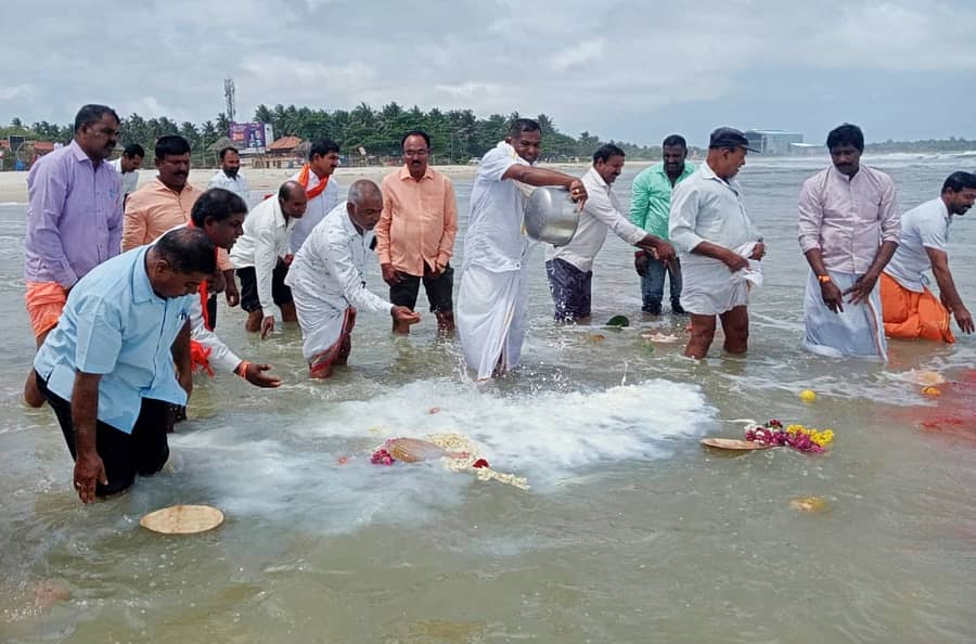 ಮೀನುಗಾರರ ನೇತೃತ್ವದಲ್ಲಿ ಮಲ್ಪೆಯ ಕಡಲ ತೀರದಲ್ಲಿ ಭಾನುವಾರ ಸಮುದ್ರಪೂಜೆ ನೆರವೇರಿತು