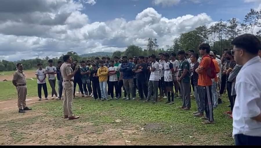 ನಾಪೋಕ್ಲು ಸಮೀಪದ ಚೆರಿಯಪರಂಬುವಿನ ಮೈದಾನದಲ್ಲಿ ವಾಹವ ಸವಾರರನ್ನು ಉದ್ಧೇಶಿಸಿ ಪಿಎಸ್ ಐ ಮಂಜುನಾಥ್ ಶನಿವಾರ ಮಾತನಾಡಿದರು.