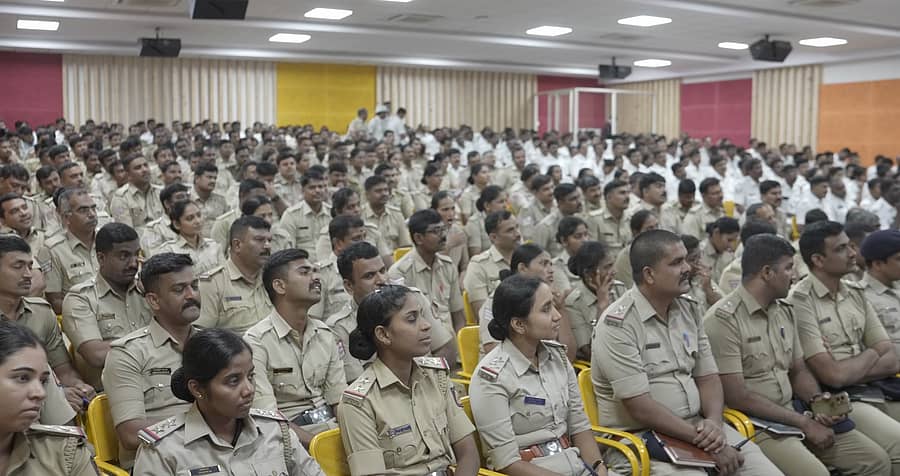 ರಾಮಯ್ಯ ಕಾನೂನು ಕಾಲೇಜಿನಲ್ಲಿ ಆಯೋಜಿಸಿದ್ದ ತರಬೇತಿ ಕಾರ್ಯಕ್ರಮದಲ್ಲಿ ಪಾಲ್ಗೊಂಡಿದ್ದ ಪೊಲೀಸ್ ಸಿಬ್ಬಂದಿ