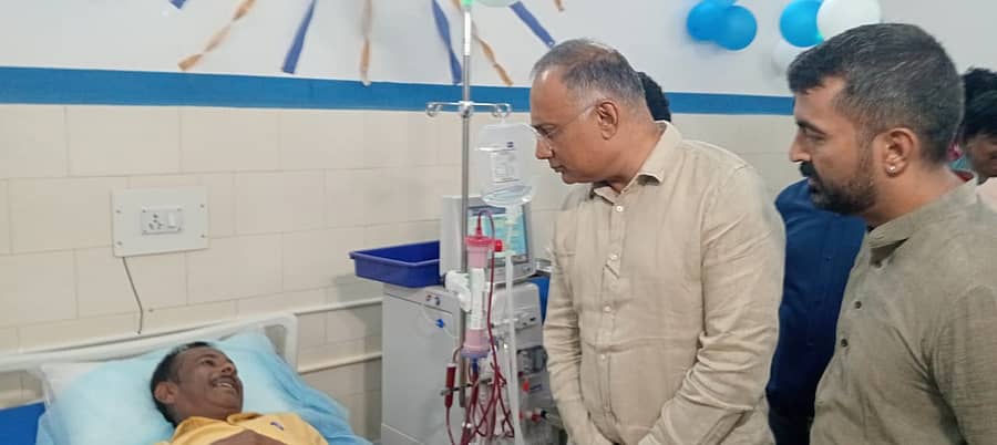 ಆರೋಗ್ಯ ಖಾತೆ ಸಚಿವ ದಿನೇಶ್ ಗುಂಡೂರಾವ್ ಅವರು ಕುಶಾಲನಗರ ಸಮುದಾಯ ಆರೋಗ್ಯ ಕೇಂದ್ರದಲ್ಲಿ ಸೋಮವಾರ ಡಯಾಲಿಸಿಸ್ ಘಟಕ ಉದ್ಘಾಟಿಸಿ, ರೋಗಿಗಳೊಂದಿಗೆ ಮಾತನಾಡಿದರು. ಶಾಸಕ ಡಾ. ಮಂತರ್ಗೌಡ ಭಾಗವಹಿಸಿದ್ದರು