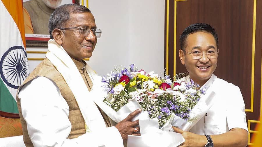 <div class="paragraphs"><p>ರಾಜ್ಯಪಾಲ ಲಕ್ಷ್ಮಣ್ ಪ್ರಸಾದ್ ಆಚಾರ್ಯ ಅವರೊಂದಿಗೆ ಪ್ರೇಮ್ ಸಿಂಗ್ ತಮಾಂಗ್</p></div>