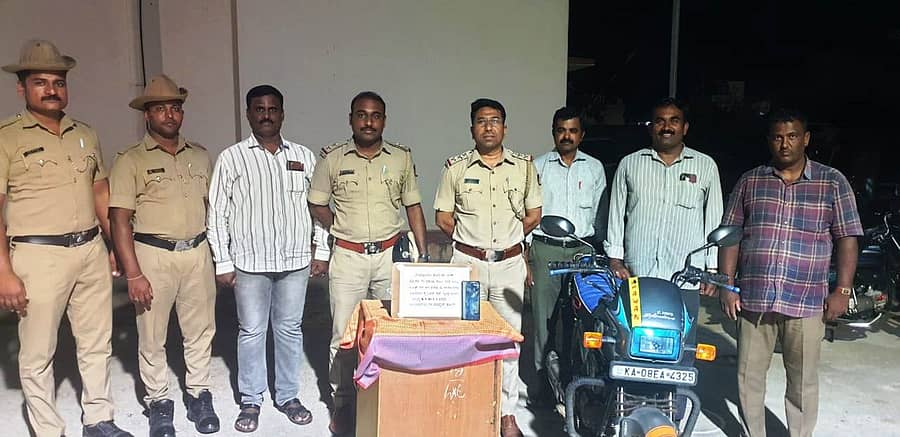 ಕೆಜಿಎಫ್‌ ತಾಲ್ಲೂಕು ಬೇತಮಂಗಲ ಪೊಲೀಸರು ಸುಲಿಗೆ ಪ್ರಕರಣದ ಆರೋಪಿಗಳಿಂದ ಕಳವು ಮಾಲನ್ನು ವಶಪಡಿಸಿಕೊಂಡಿದ್ದಾರೆ.