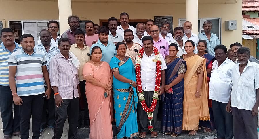 ಶ್ರೀರಂಗಪಟ್ಟಣ ತಾಲ್ಲೂಕಿನ ಮುಂಡುಗದೊರೆ ಗ್ರಾ.ಪಂ. ಅಧ್ಯಕ್ಷರಾಗಿ ಗುರುವಾರ ಅವಿರೋಧವಾಗಿ ಆಯ್ಕೆಯಾದ ಕಾಂಗ್ರೆಸ್ ಬೆಂಬಲಿತ ಎಂ.ಎಂ. ಸೋಮಣ್ಣ ಅವರನ್ನು ಗ್ರಾ.ಪಂ. ಸದಸ್ಯರು ಹಾಗೂ ಮುಖಂಡರು ಅಭಿನಂದಿಸಿದರು