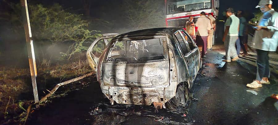 ಕಲಾದಗಿ ಸಮೀಪದ ದೇವನಾಳ ಪುನರ್ವಸತಿ ಕೇಂದ್ರದ ಬಳಿ ಕಾರೊಂದು ಬೆಂಕಿಗೆ ಆಹುತಿಯಾಗಿರುವುದು