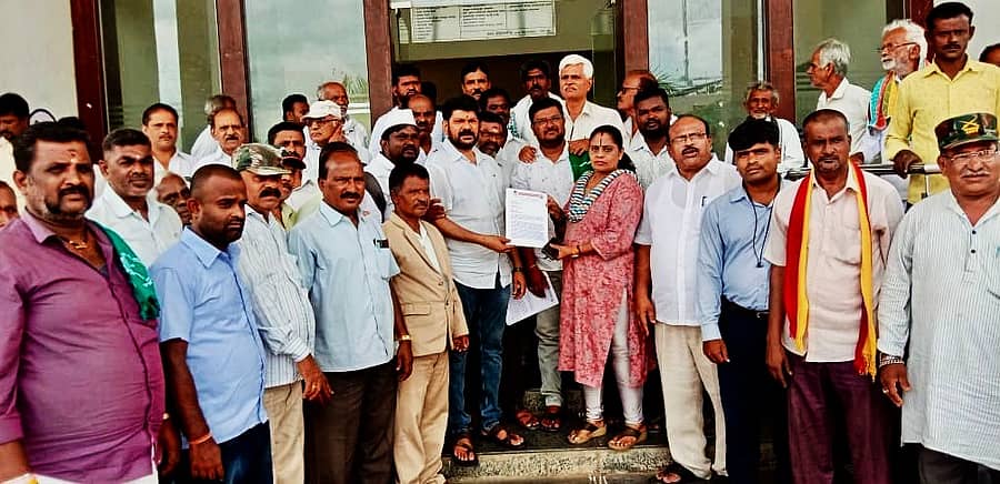 ನಟ ದರ್ಶನ್ಗೆ ಕಠಿಣ ಶಿಕ್ಷ ವಿಧಿಸಬೇಕೆಂದು ವಿವಿಧ ಸಂಘಟನೆಗಳ ಒಕ್ಕೂಟದ ಪದಾಧಿಕಾರಿಗಳು ಮನವಿ ಪತ್ರ ಸಲ್ಲಿಸಿದರು