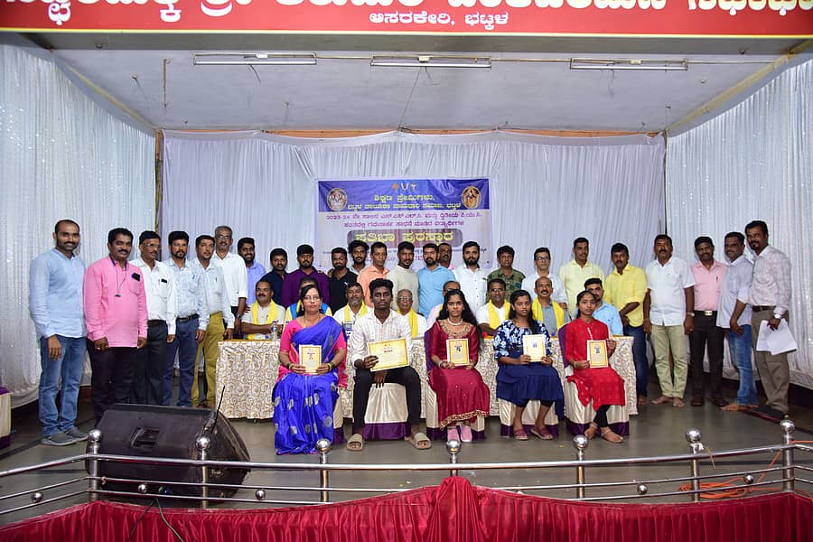 ಭಟ್ಕಳ ಪಟ್ಟಣದ ಆಸರಕೇರಿಯ ನಿಚ್ಚಲಮಕ್ಕಿ‌ ತಿರುಮಲ ವೆಂಕಟರಮಣ ಸಭಾ ಭವನದಲ್ಲಿ ಭಟ್ಕಳ ತಾಲ್ಲೂಕು ನಾಮಧಾರಿ ಸಮಾಜದ ಶಿಕ್ಷಣ ಪ್ರೇಮಿಗಳು ಭಾನುವಾರ ಆಯೋಜಿಸಿದ್ದ ಕಾರ್ಯಕ್ರಮದಲ್ಲಿ ವಿದ್ಯಾರ್ಥಿಗಳಿಗೆ ಪ್ರತಿಭಾ ಪುರಸ್ಕಾರ ನೀಡಲಾಯಿತು