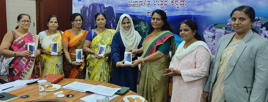 ಕಾರವಾರದಲ್ಲಿ ಜಿಲ್ಲಾಧಿಕಾರಿ ಗಂಗೂಬಾಯಿ ಮಾನಕರ ಅವರು ಅಂಗನವಾಡಿ ಕಾರ್ಯಕರ್ತೆಯರಿಗೆ ಹೊಸ ಮೊಬೈಲ್ ವಿತರಿಸಿದರು