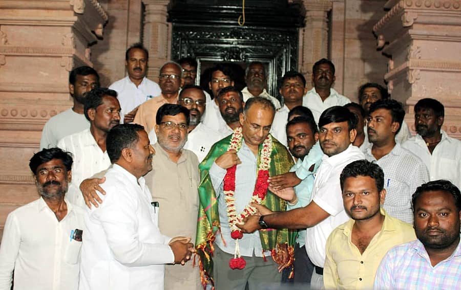 ಹೊರ್ತಿ:ಸಮೀಪದ ಇಂಚಗೇರಿ ಗ್ರಾಮದ ಮಾಧವಾನಂದ ಪ್ರಭುಜಿ ಮಠಕ್ಕೆ ಗುರುವಾರ ತಡ ರಾತ್ರಿ ಆರೋಗ್ಯ ಸಚಿವ ದಿನೇಶ ಗುಂಡುರಾವ್ ಶ್ರೀಮಠದ ಒಂಬತ್ತು ಗುರುಗಳ ಕತೃ ಗದ್ದುಗೆಗಳಿಗೆ ಭೇಟಿ ನೀಡಿದ ಈ ವೇಳೆ ಇಂಚಗೇರಿ ಗ್ರಾಮಸ್ಥರು ಸನ್ಮಾನಿಸಿ ಗ್ರಾಮದ ಸರ್ಕಾರಿ ಪ್ರಾಥಮಿಕ ಆರೋಗ್ಯ ಕೇಂದ್ರವನ್ನು ಮೇಲ್ದರ್ಜೆಗೆ ಏರಿಸಿ ಹೈಟೆಕ್ ಆಸ್ಪತ್ರೆ ಮಾಡಲೂ ಅವರಿಗೆ ಮನವಿ ಪತ್ರ ಸಲ್ಲಿಸಿದರು.