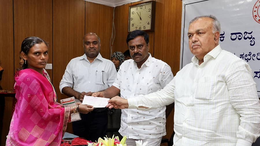 <div class="paragraphs"><p>ಅಪಘಾತದಲ್ಲಿ ಮೃತಪಟ್ಟ ಕೆಎಸ್ಆರ್ಟಿಸಿಯ ನೌಕರರ ಅವಲಂಬಿತರಿಗೆ ವಿಮಾ ಪರಿಹಾರವನ್ನು ಬುಧವಾರ ಕೆಎಸ್ಆರ್ಟಿಸಿ ಅಧ್ಯಕ್ಷ ಎಸ್.ಆರ್. ಶ್ರೀನಿವಾಸ್, ಸಾರಿಗೆ ಸಚಿವ ರಾಮಲಿಂಗಾರೆಡ್ಡಿ ವಿತರಿಸಿದರು. ವ್ಯವಸ್ಥಾಪಕ ನಿರ್ದೇಶಕ ವಿ. ಅನ್ಬುಕುಮಾರ್ ಉಪಸ್ಥಿತರಿದ್ದರು.</p></div>