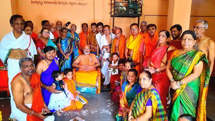 ಕಲಬುರಗಿ ನಗರದ ಸಂಗಮೇಶ್ವರ ಬಡಾವಣೆಯ ಸೂರ್ಯನಾರಾಯಣ ದೇವಸ್ಥಾನದಲ್ಲಿ ಬಾಳಗಾರು ಮಠದ ಪೀಠಾಧಿಪತಿ ಅಕ್ಷೋಭ್ಯರಾಮಪ್ರಿಯ ತೀರ್ಥರ ಪಾದಪೂಜೆ ಕಾರ್ಯಕ್ರಮ ನಡೆಯಿತು