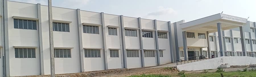 ಬ್ಯಾಡಗಿ ಪಟ್ಟಣದ ಹೊರವಲಯದಲ್ಲಿ ಹಂಸಭಾವಿ ರಸ್ತೆಯಲ್ಲಿ ನಿರ್ಮಿಸಿದ ಸರ್ಕಾರಿ ಪಾಲಿಟೆಕ್ನಿಕ್‌ ಕಾಲೇಜು ಕಟ್ಟಡ ಒಂದು ನೋಟ