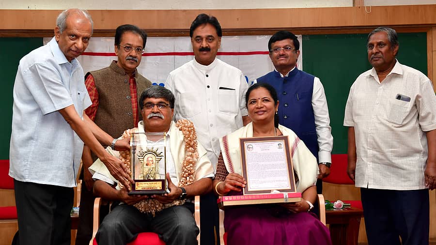 <div class="paragraphs"><p>ಖಾದ್ರಿ ಶಾಮಣ್ಣ ಪತ್ರಿಕೋದ್ಯಮ ಪ್ರಶಸ್ತಿಯನ್ನು ‘ಪ್ರಜಾವಾಣಿ’ ಡೆಪ್ಯೂಟಿ ಎಡಿಟರ್‌ ಎಂ. ನಾಗರಾಜ ಅವರಿಗೆ ಪ್ರಾಧ್ಯಾಪಕ ಕೆ.ವಿ. ನಾಗರಾಜ್‌ ಪ್ರದಾನ ಮಾಡಿದರು. </p></div>