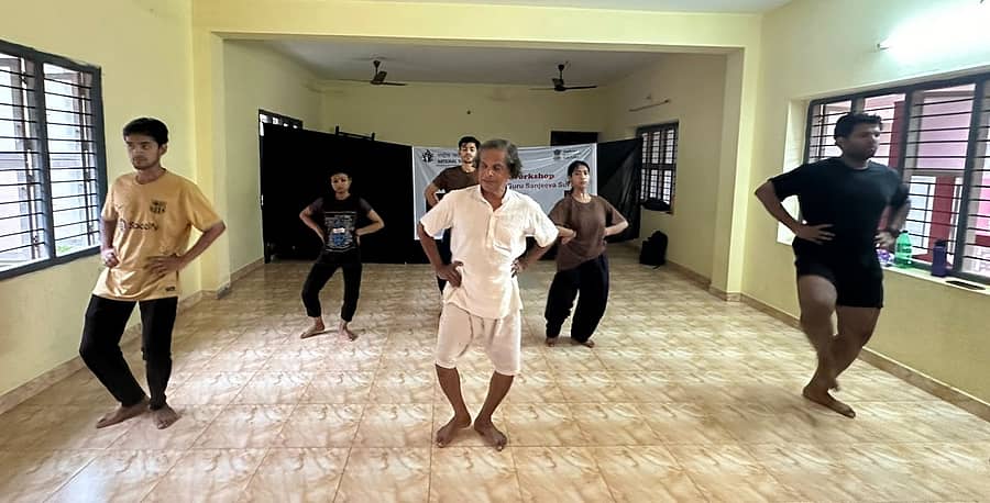 ವಾರಾಣಸಿಯ ನ್ಯಾಷನಲ್‌ ಸ್ಕೂಲ್‌ ಆಫ್‌ ಡ್ರಾಮದ ವಿದ್ಯಾರ್ಥಿಗಳಿಗೆ ಬನ್ನಂಜೆ ಸಂಜೀವ ಸುವರ್ಣ ಅವರು ಯಕ್ಷಗಾನ ತರಬೇತಿ ನೀಡಿದರು