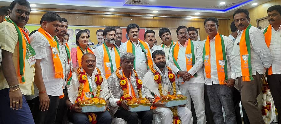 ಭಾರತೀಯ ಜನತಾ ಪಾರ್ಟಿ ತರೀಕೆರೆ ಮಂಡಲದ ವತಿಯಿಂದ ಸಂಸದ ಕೋಟಶ್ರೀನಿವಾಸ ಪೂಜಾರಿ, ವಿಧಾನ ಪರಿಷತ್ತಿನ ನೂತನ ಸದಸ್ಯರಾದ ಸಿ.ಟಿ. ರವಿ, ಡಾ. ಧನಂಜಯ್ ಸರ್ಜಿ ಅವರನ್ನು ಅಭಿನಂದಿಸಲಾಯಿತು