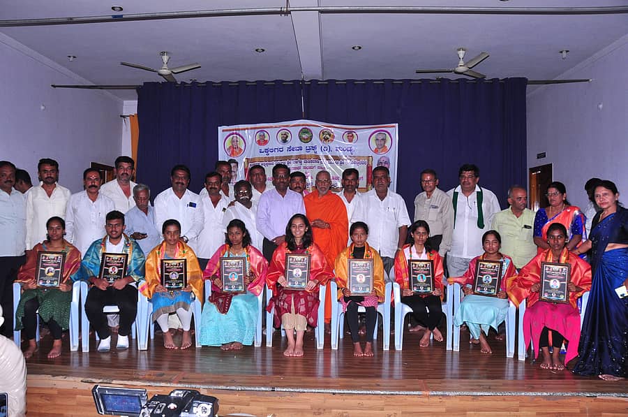 ಮಂಡ್ಯದಲ್ಲಿ ಆಯೋಜಿಸಿದ್ದ ಕಾರ್ಯಕ್ರಮದಲ್ಲಿ ಎಸ್‌ಎಸ್‌ಎಲ್‌ಸಿ, ಪಿಯುಸಿಯಲ್ಲಿ ಹೆಚ್ಚು ಅಂಕ ಪಡೆದ ವಿದ್ಯಾರ್ಥಿಗಳಿಗೆ ಪ್ರತಿಭಾ ಪುರಸ್ಕಾರ ನೀಡಲಾಯಿತು. ಎಚ್‌.ಎಲ್‌.ನಾಗರಾಜು, ಪುರುಷೋತ್ತಮಾನಂದನಾಥ ಸ್ವಾಮೀಜಿ, ಎಲ್‌.ಕೃಷ್ಣ ಭಾಗವಹಿಸಿದ್ದರು