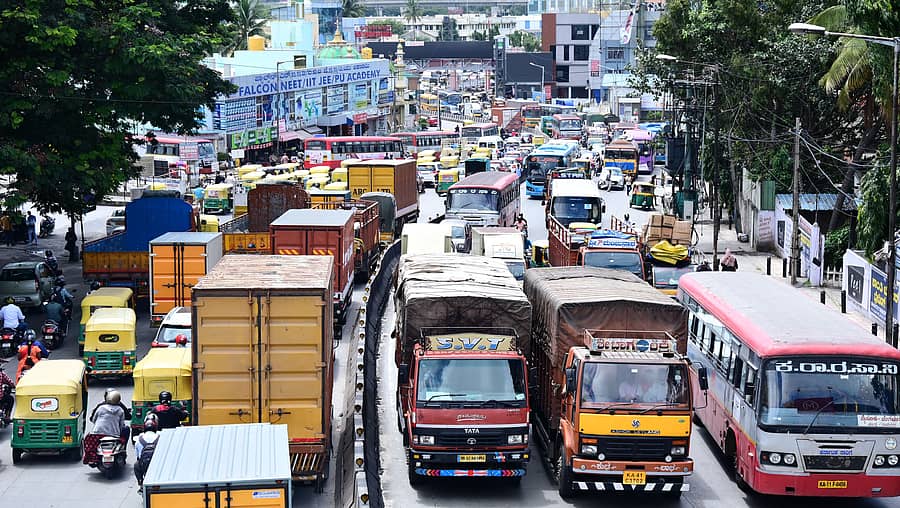 <div class="paragraphs"><p>ಮೈಸೂರು ರಸ್ತೆಯ ಸ್ಯಾಟಲೈಟ್ ಬಸ್ ನಿಲ್ದಾಣ ಬಳಿಯ ವಾಹನ ದಟ್ಟಣೆ </p></div>