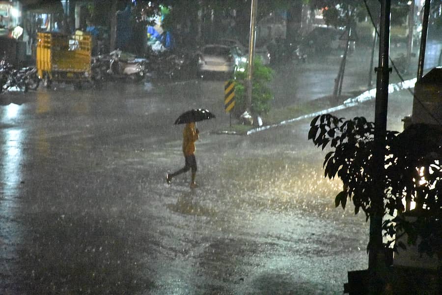 ಚಿಕ್ಕಬಳ್ಳಾಪುರದಲ್ಲಿ ಸುರಿಯುತ್ತಿದ್ದ ಮಳೆಯಲ್ಲಿ ವ್ಯಕ್ತಿಯೊಬ್ಬರು ಕೊಡೆ ಹಿಡಿದು ನಡೆದ ಕ್ಷಣ