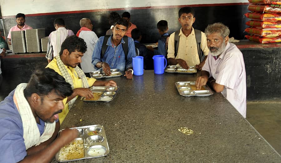ಚಿಕ್ಕಮಗಳೂರಿನ ಇಂದಿರಾ ಕ್ಯಾಂಟೀನ್ನಲ್ಲಿ ಊಟ ಸೇವಿಸುತ್ತಿರುವ ಶ್ರಮಿಕರು