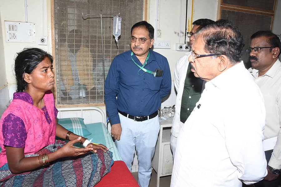 ತುಮಕೂರು ಜಿಲ್ಲಾ ಆಸ್ಪತ್ರೆಗೆ ಗುರುವಾರ ಜಿಲ್ಲಾ ಉಸ್ತುವಾರಿ ಸಚಿವ ಜಿ.ಪರಮೇಶ್ವರ ಭೇಟಿ ನೀಡಿ ರೋಗಿಗಳ ಆರೋಗ್ಯ ವಿಚಾರಿಸಿದರು. ಡಿಎಚ್ಒ ಡಾ.ಡಿ.ಎನ್.ಮಂಜುನಾಥ್ ಇತರರು ಹಾಜರಿದ್ದರು