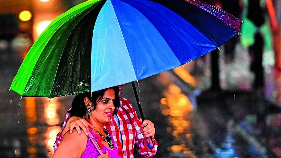 <div class="paragraphs"><p>ಪ್ರಜಾ ಪ್ಲಸ್ ಪಿಕ್ಚರ್ ಪ್ಯಾಲೆಸ್ಗಾಗಿ: ನಗರದಲ್ಲಿ ಬಂದ ಮಳೆಯಲ್ಲಿ ಸಂಭ್ರಮಿಸಿದ ಕ್ಷಣ -</p></div>