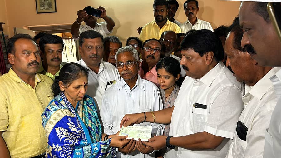 ಕರ್ನಾಟಕ ಚಲನಚಿತ್ರ ವಾಣಿಜ್ಯ ಮಂಡಳಿ ಪದಾಧಿಕಾರಿಗಳು ಚಿತ್ರದುರ್ಗದಲ್ಲಿ ಶನಿವಾರ ರೇಣುಕಸ್ವಾಮಿ ತಂದೆ–ತಾಯಿ ಹಾಗೂ ಪತ್ನಿಗೆ ನೆರವಿನ ಚೆಕ್ ನೀಡಿದರು