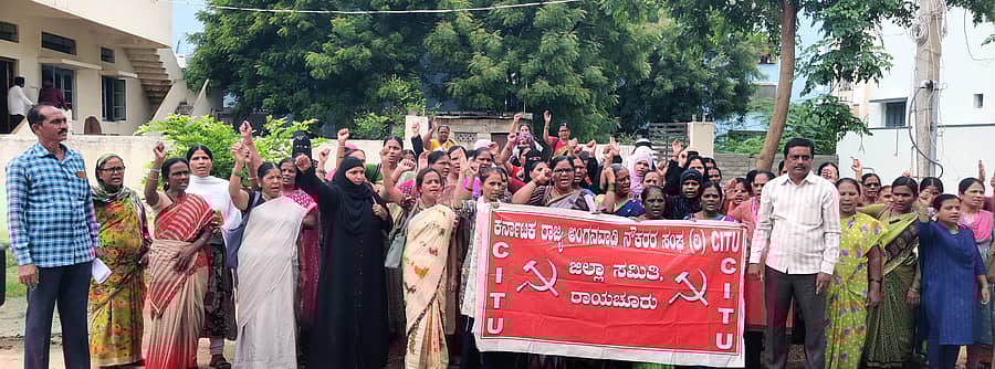 ಕರ್ನಾಟಕ ರಾಜ್ಯ ಅಂಗನವಾಡಿ ನೌಕರರ ಸಂಘ (ಸಿಐಟಿಯು ಸಂಯೋಜಿತ) ಜಿಲ್ಲಾ ಘಟಕದ ಪದಾಧಿಕಾರಿಗಳು ಗ್ರಾಮೀಣ ಶಾಸಕ ಬಸನಗೌಡ ದದ್ದಲ್ ಕಚೇರಿ ಮುಂದೆ ಪ್ರತಿಭಟನೆ ನಡೆಸಿದರು