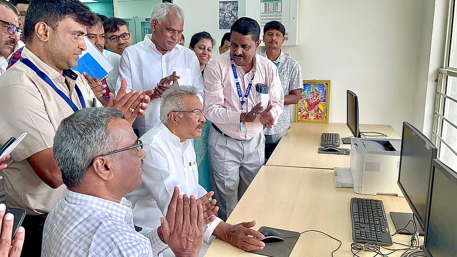 ಹೊಸ ವಿದ್ಯುತ್‌ ಸರಬರಾಜು ವ್ಯವಸ್ಥೆಗೆ ಇಂಧನ ಸಚಿವ ಕೆ.ಜೆ. ಜಾರ್ಜ್‌ ಶುಕ್ರವಾರ ಎಚ್‌ಬಿಆರ್‌ ಸ್ಟೇಷನ್‌ನಲ್ಲಿ ಚಾಲನೆ ನೀಡಿದರು.