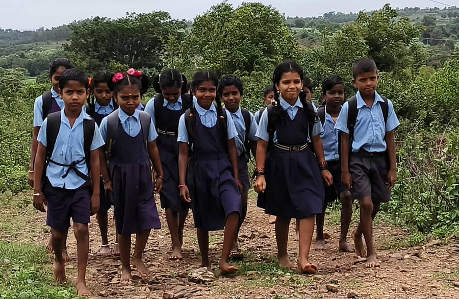 <div class="paragraphs"><p><strong>ಕಲ್ಲು ದಾರಿಯ ನಡುವೆ ಸಾಗುತ್ತ ಶಾಲೆಗೆ ಹೊರಟಿರುವ ಮಕ್ಕಳು</strong><br></p></div>