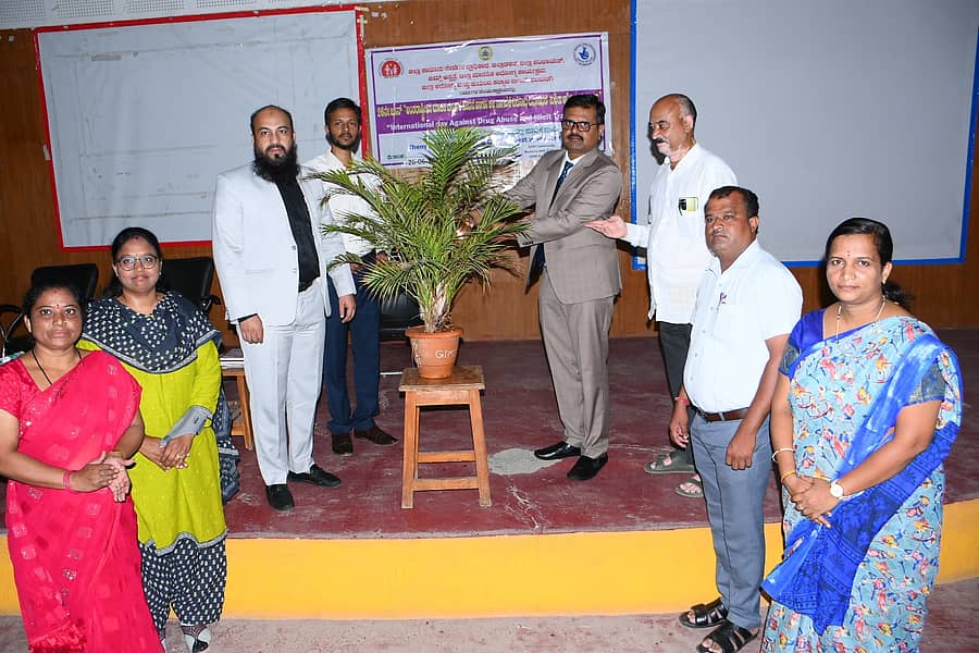 ಕಲಬುರಗಿಯ ಜಿಮ್ಸ್ ಆಸ್ಪತ್ರೆಯಲ್ಲಿ ಬುಧವಾರ ಹಮ್ಮಿಕೊಂಡಿದ್ದ ಅಂತರರಾಷ್ಟ್ರೀಯ ಮಾದಕವಸ್ತುಗಳ ಸೇವನೆ ಮತ್ತು ಕಳ್ಳಸಾಗಾಣಿಕ ವಿರೋಧಿ ದಿನ ಕಾರ್ಯಕ್ರಮವನ್ನು ಹಿರಿಯ ಸಿವಿಲ್ ನ್ಯಾಯಾಧೀಶ ಶ್ರೀನಿವಾಸ ನವಲೆ ಉದ್ಘಾಟಿಸಿದರು
