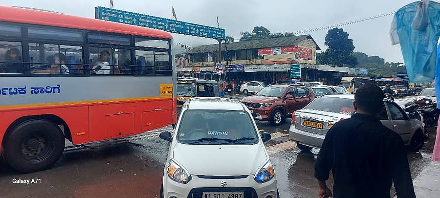 ಕೊಟ್ಟಿಗೆಹಾರದಲ್ಲಿ ಭಾನುವಾರ ಕಂಡು ಬಂದ ವಾಹನ ದಟ್ಟಣೆ