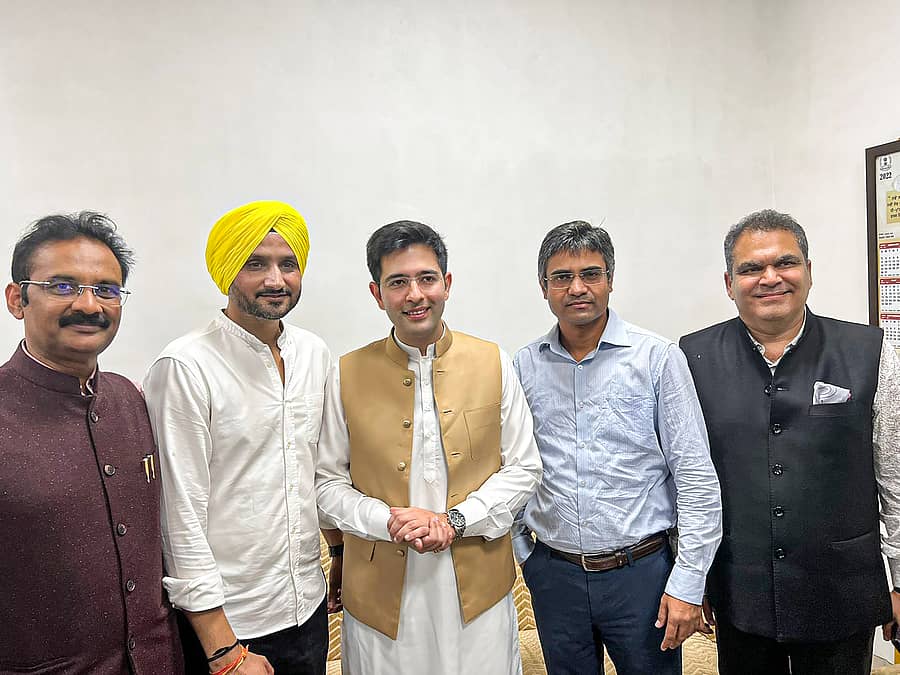 ಸಂದೀಪ್ ಪಾಠಕ್ (ಬಲದಿಂದ 2ನೆಯವರು)